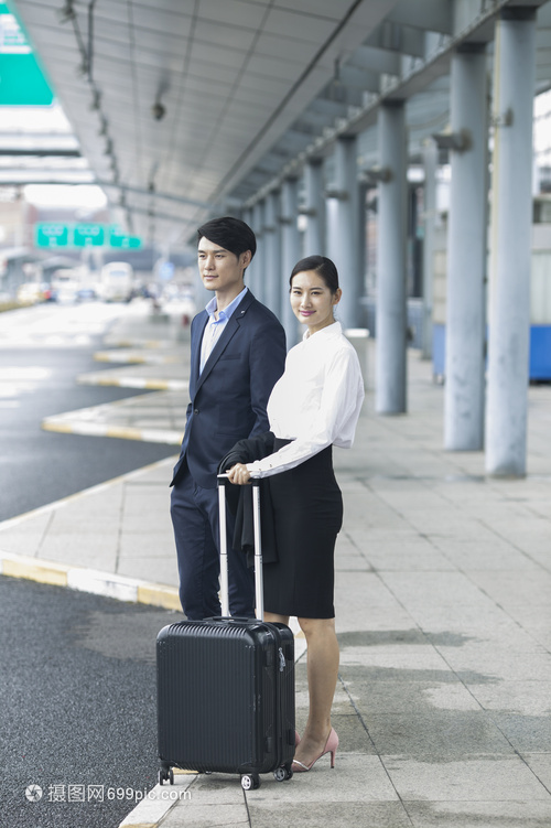 商務男士和商務女士出發到達